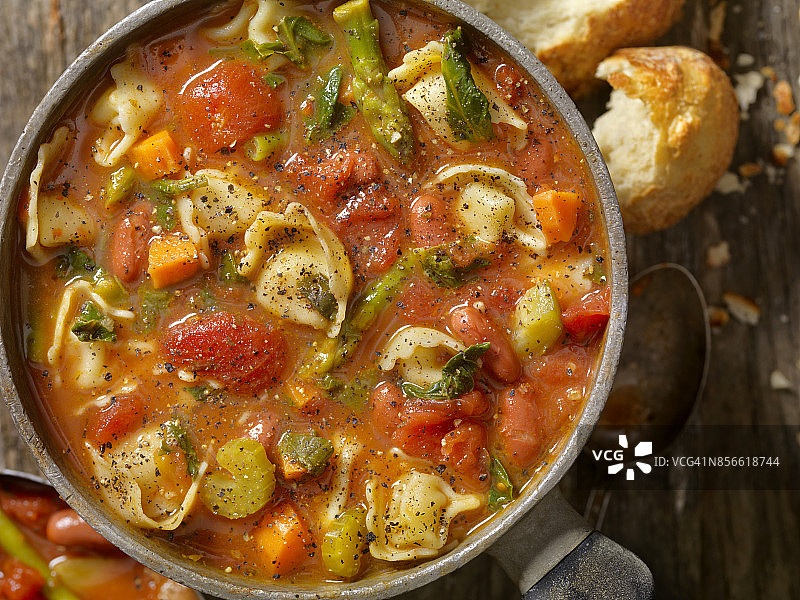 意大利饺子蔬菜汤图片素材