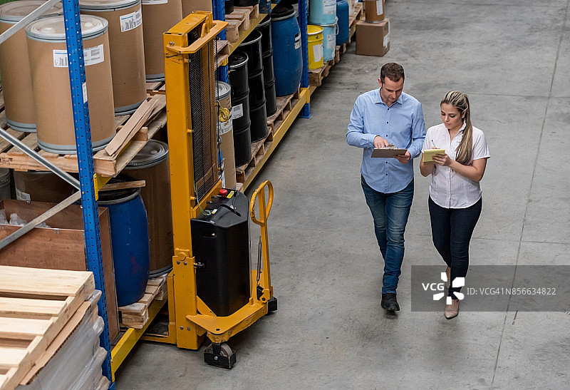 工人在仓库盘点库存图片素材