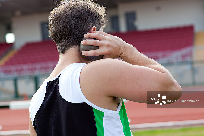 专注的男运动员准备掷铅球图片素材