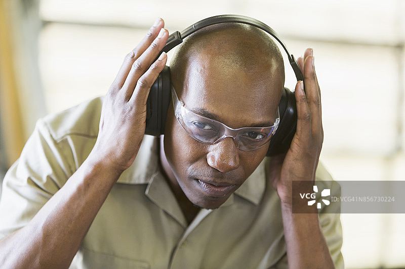 工人戴护目镜和耳罩图片素材