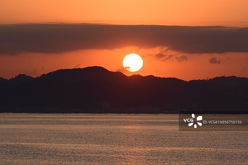 日本神奈川县叶山町群山上的日出图片素材