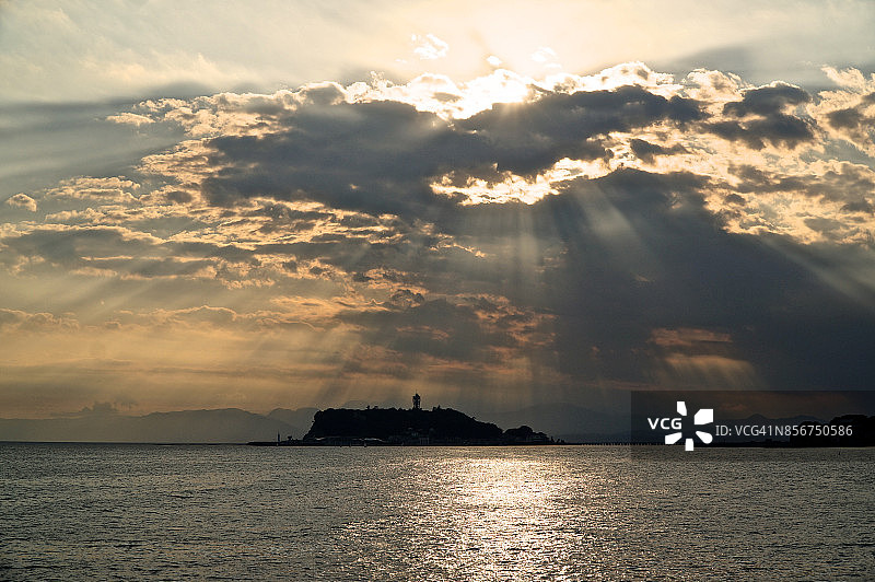 日落时分江之岛和相模湾的阳光图片素材