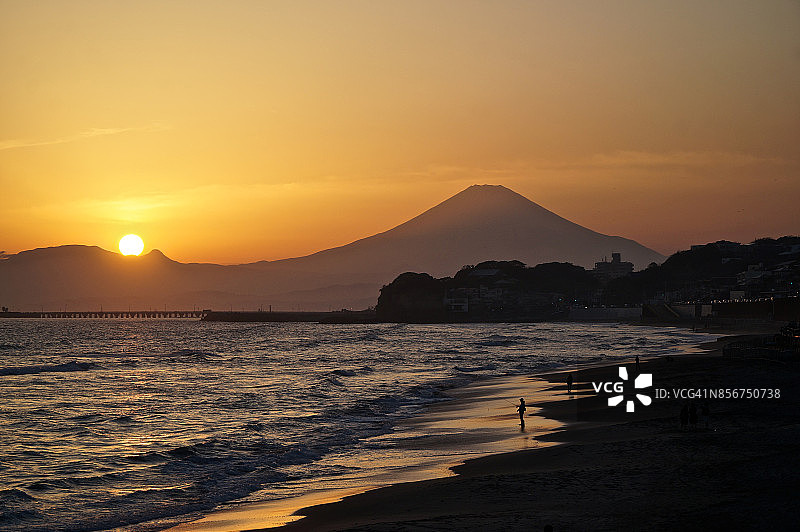 夕阳下的富士山、箱根和镰仓海滩图片素材