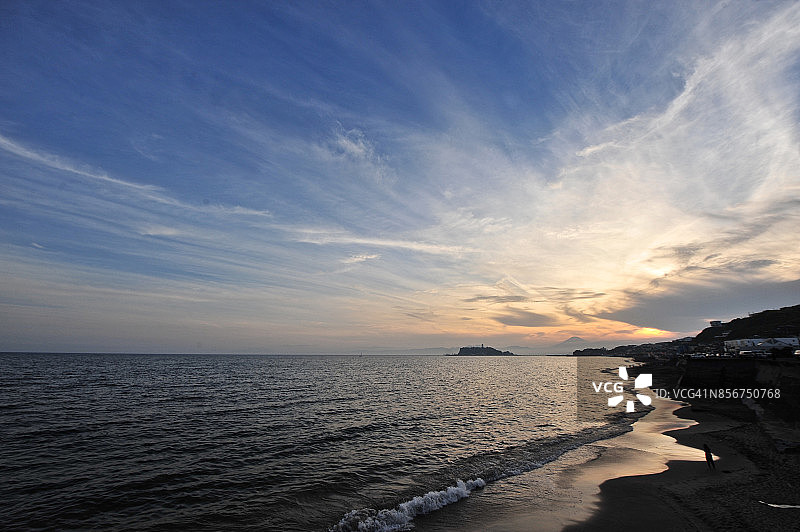 相模湾江之岛和富士山的橙色日落云彩图片素材