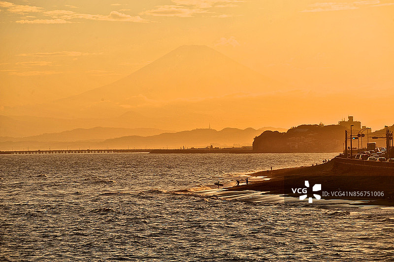 日落时分的富士山与相模湾图片素材