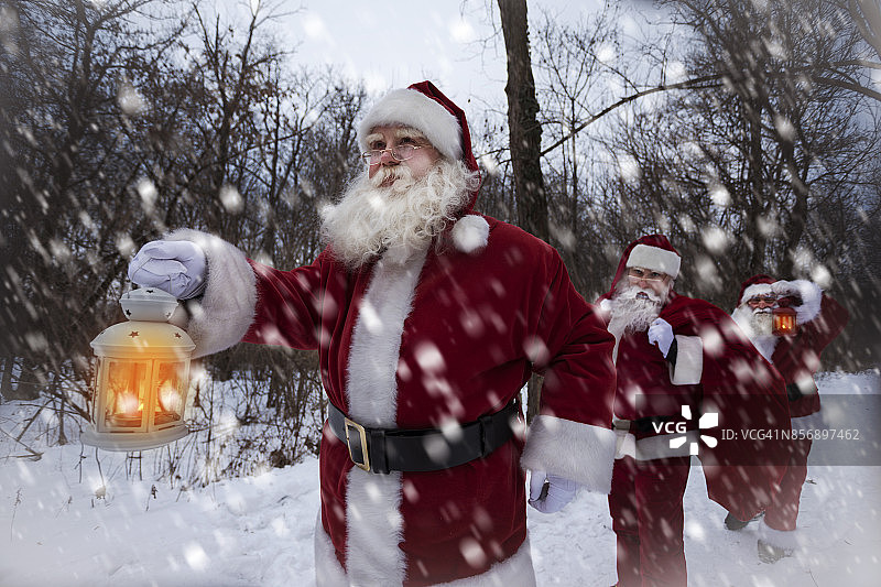 圣诞老人在森林送礼物图片素材