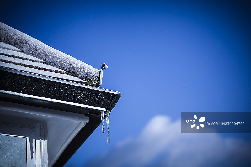 悬挂在屋顶的冰柱图片素材