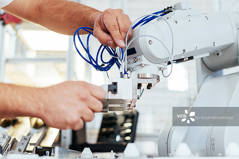 工程师在工厂设置机械臂图片素材