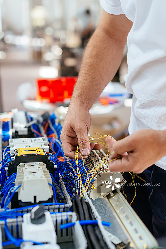 在保险丝之间安装电线和电缆图片素材