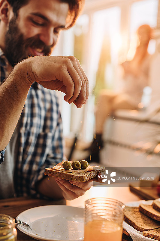 三明治上的一点盐图片素材