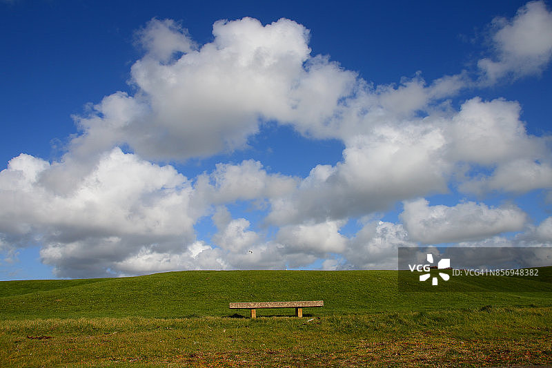 深蓝色的天空下图片素材