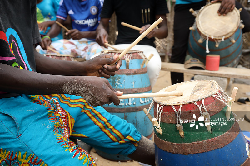 加纳阿克拉海滩上的传统鼓图片素材