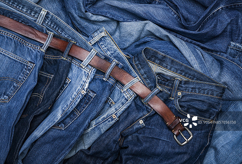 蓝色牛仔裤配皮革腰带图片素材