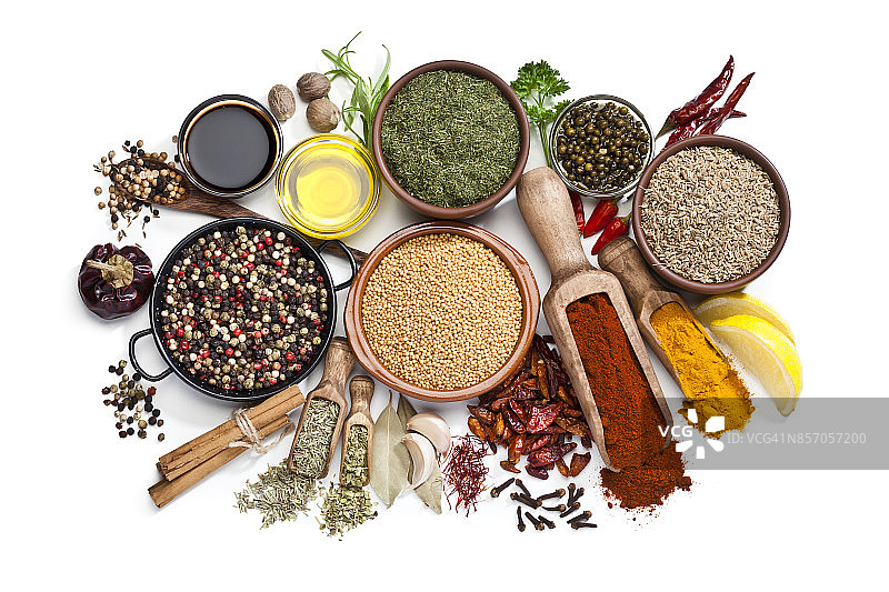 白色背景上的香料和草药图片素材
