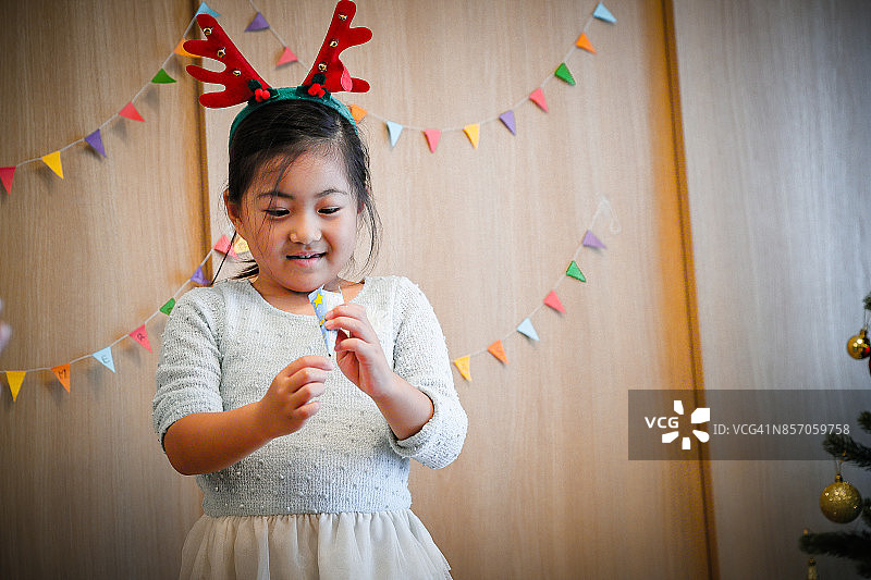 享受圣诞派对的女孩图片素材