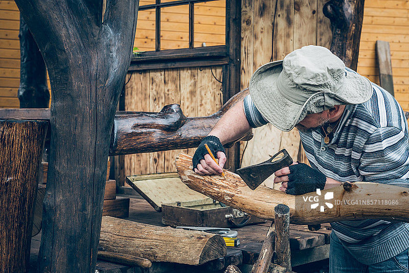工作中的木匠：乡村场景图片素材