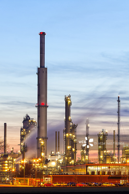 黄昏时分的炼油厂灯光图片素材