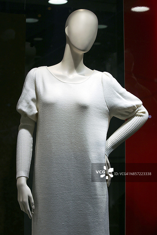 穿着白色连衣裙的白色人体模型图片素材