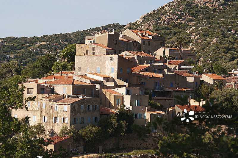 科尔巴拉山坡上的房屋图片素材