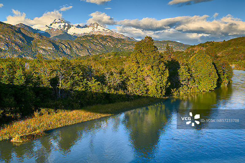从卡雷特拉奥斯特拉公路看到的洛斯莱昂内斯河和巴塔哥尼亚安第斯山脉图片素材