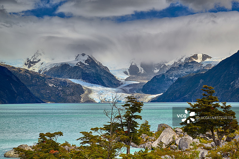 从湖东岸的帕斯夸尔·迪亚兹海滩眺望湖泊和洛斯莱昂内斯冰川图片素材