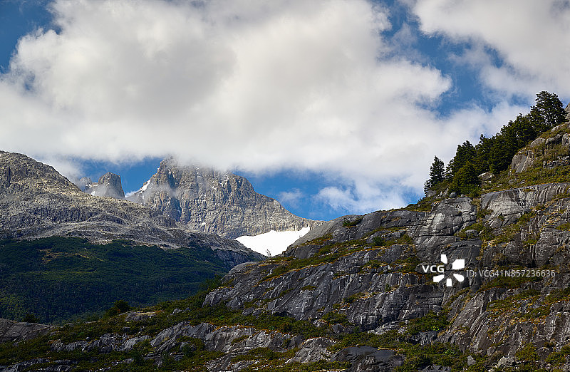 洛斯莱昂斯湖云层下的无名山峰图片素材