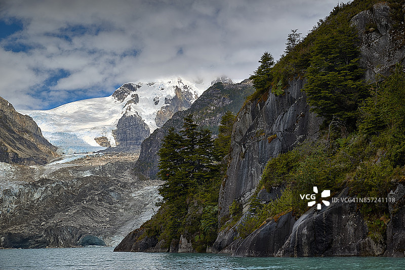 冰川 Los Leones 中心的岩石峭壁和 Cerro Mocho 的局部景观图片素材