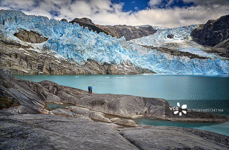 冰川湖畔的旅行者图片素材