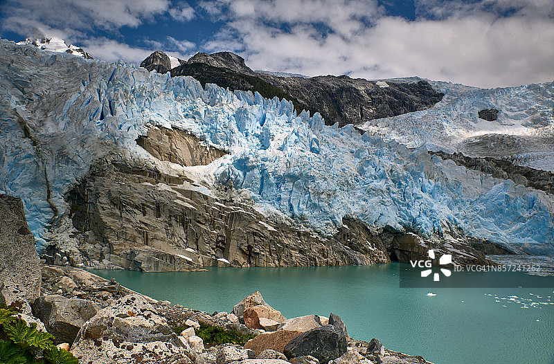冰川 Los Leones 前缘在岩石土壤上的景色图片素材