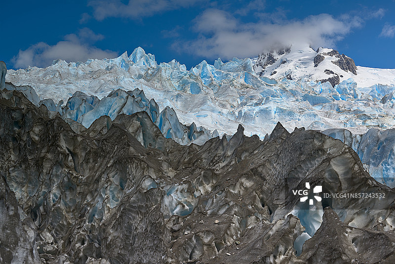 圣拉斐尔国家公园内洛斯莱昂冰川裂缝和远处克里斯塔尔山的细节图片素材