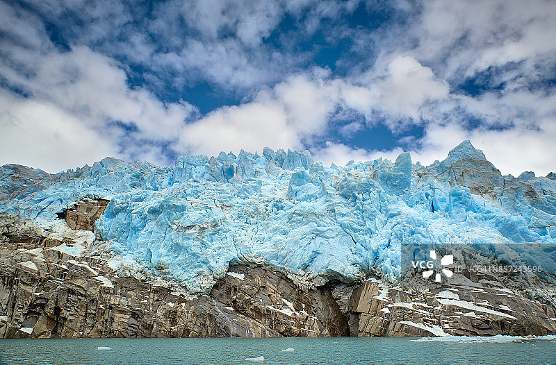 圣拉斐尔国家公园冰川 Los Leones 前缘蓝色冰川在岩石土壤上的特写图片素材