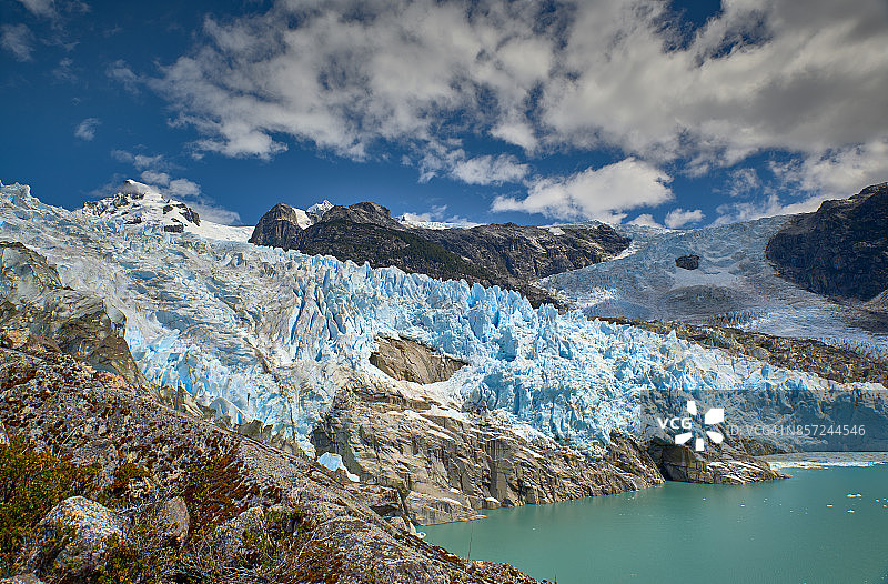冰川 Los Leones 前缘在岩石土壤上的景色图片素材