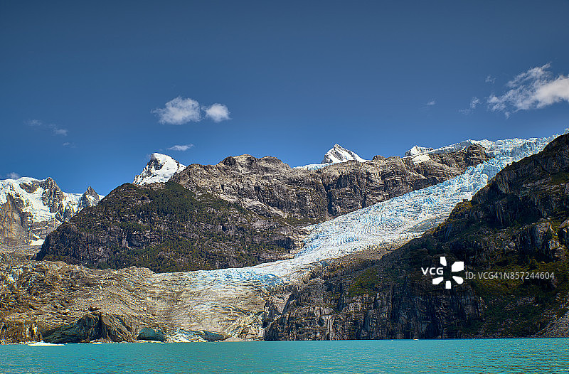 从山间高处倾泻而下的洛斯莱昂斯冰川北侧景观图片素材