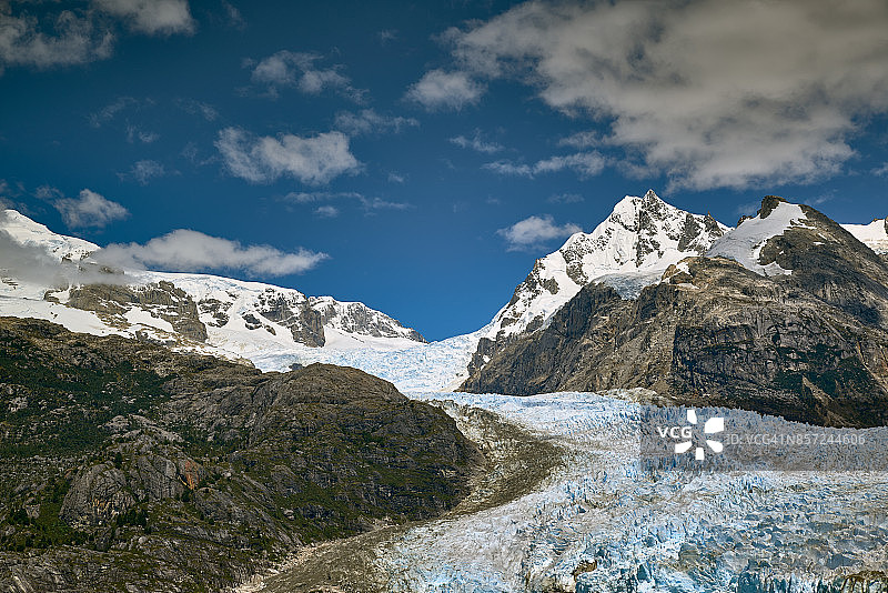 塞罗锡尼奥尔丘山和狮子冰川，位于圣拉斐尔湖国家公园南部图片素材