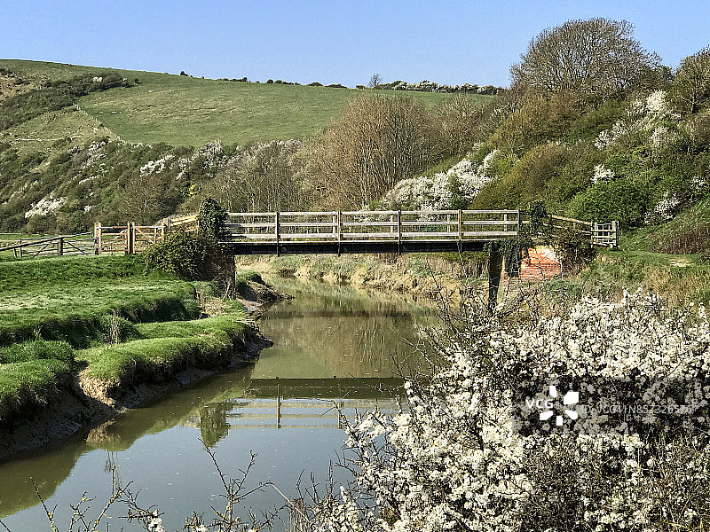 东萨塞克斯郡库克米尔河的春季图片素材