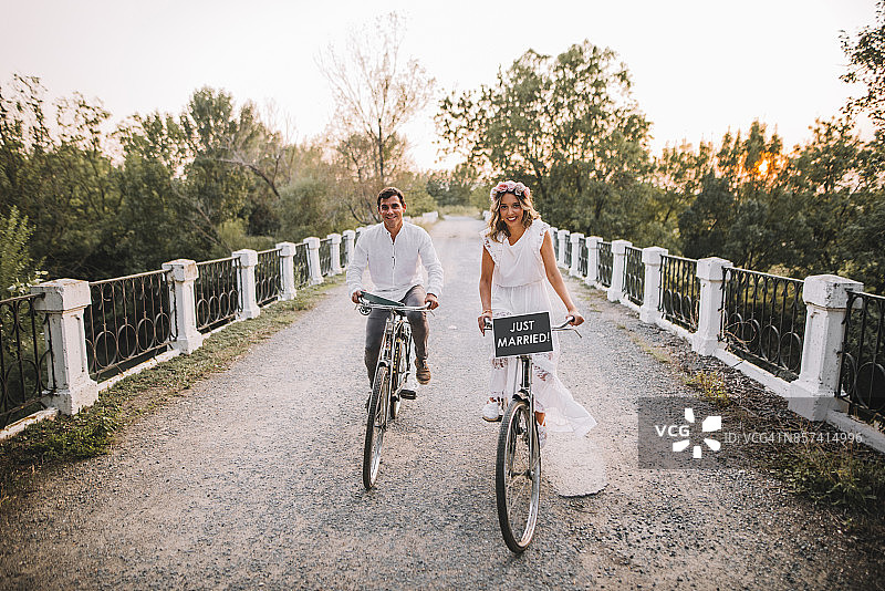 骑自行车的新婚夫妇图片素材