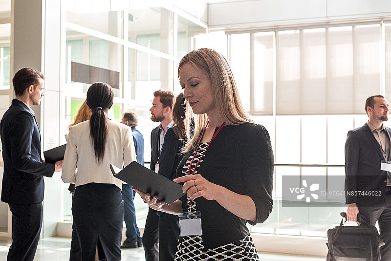 大厅里的商务人士图片素材
