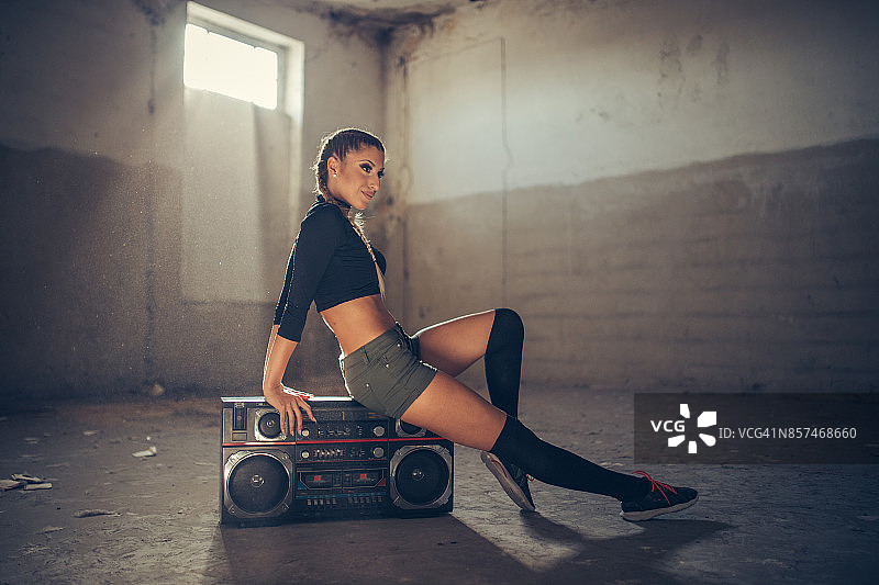 坐在收音机上的舞女图片素材