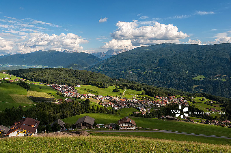 普斯特山谷特伦托景色，背景是多洛米蒂山脉图片素材