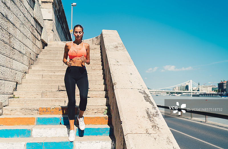 运动女性在楼下慢跑图片素材