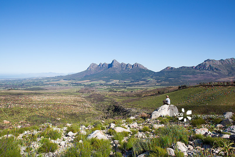 男人坐着欣赏风景图片素材