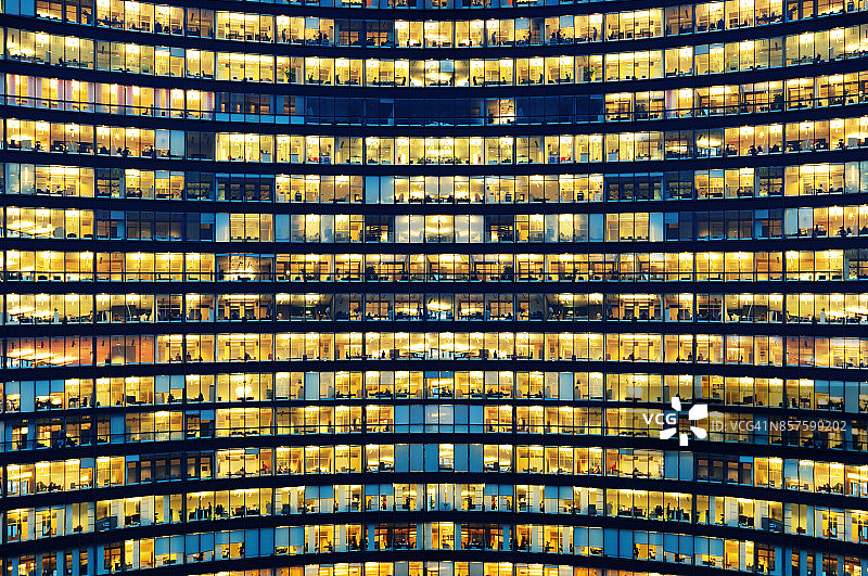 在主要办公楼里加班的上班族图片素材