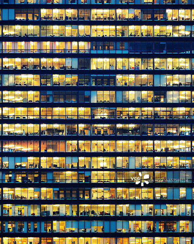 在主要办公楼里加班的上班族图片素材