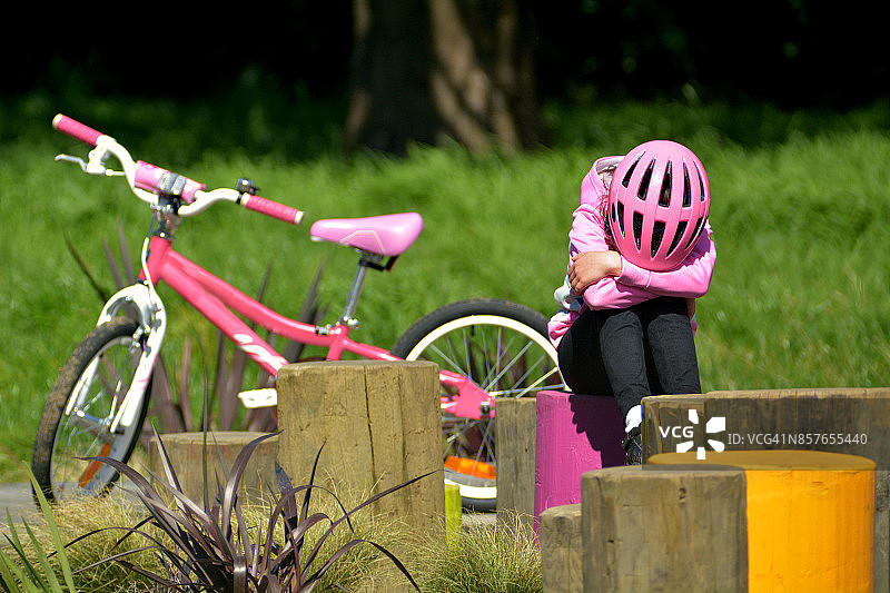 少女因骑自行车而沮丧图片素材