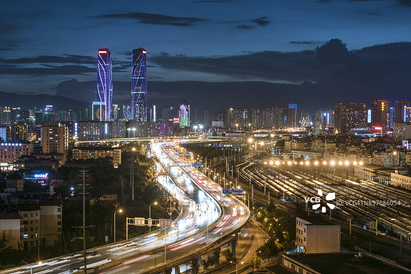 中国云南昆明光轨夜景图片素材