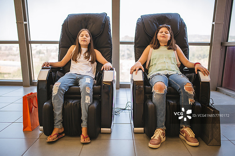 放松的兄弟姐妹图片素材