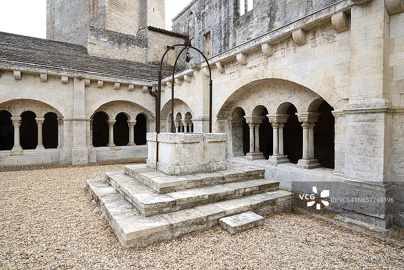 阿尔勒蒙马儒修道院回廊图片素材