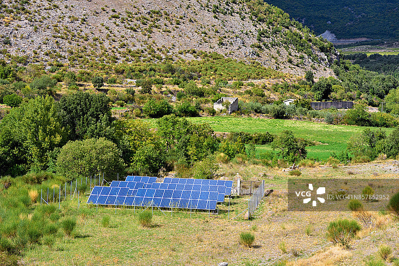 乡村的太阳能电池板图片素材