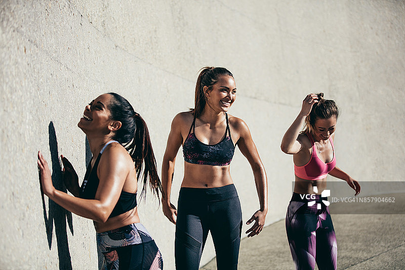 锻炼后女朋友们休息图片素材