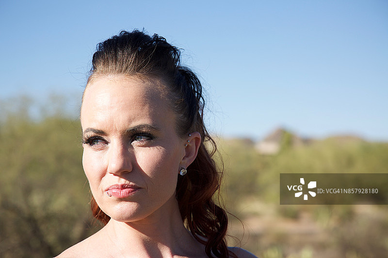 眉毛紧锁、有唇钉的女人头像图片素材